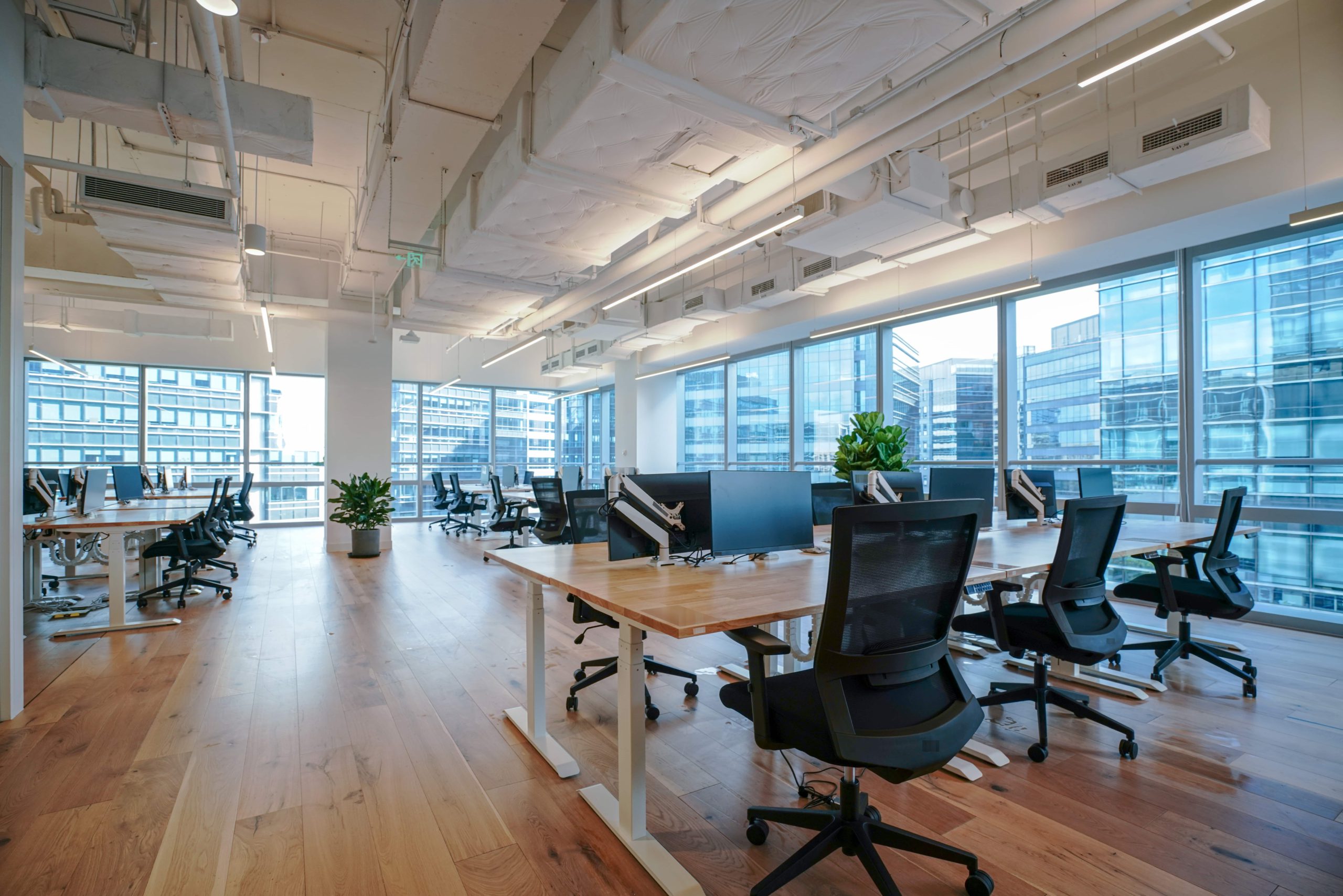 AdobeStock_1873938546 empty commercial property, representing unoccupied commercial property insurance